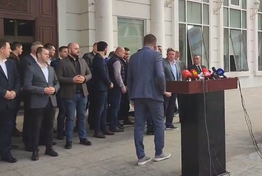 Прекинат пресот на Мицкоски – Се стрча да помогне на онесвестен градоначалник (Видео)