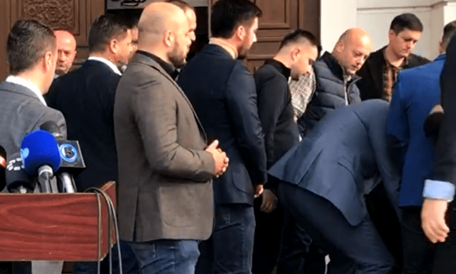 Прекинат пресот на Мицкоски – Се стрча да помогне на онесвестен градоначалник (Видео)