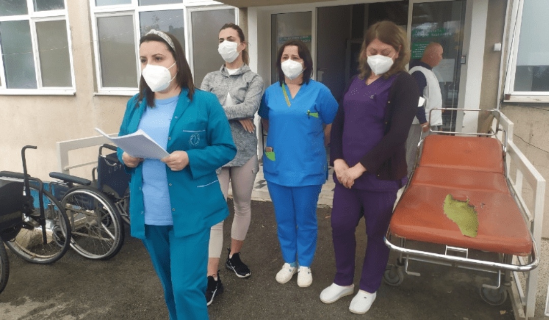 Meдицинските сестри од прилепската модуларна болницa: Знае ли Филипче дека девет месеци сме без плата и без здравствено?
