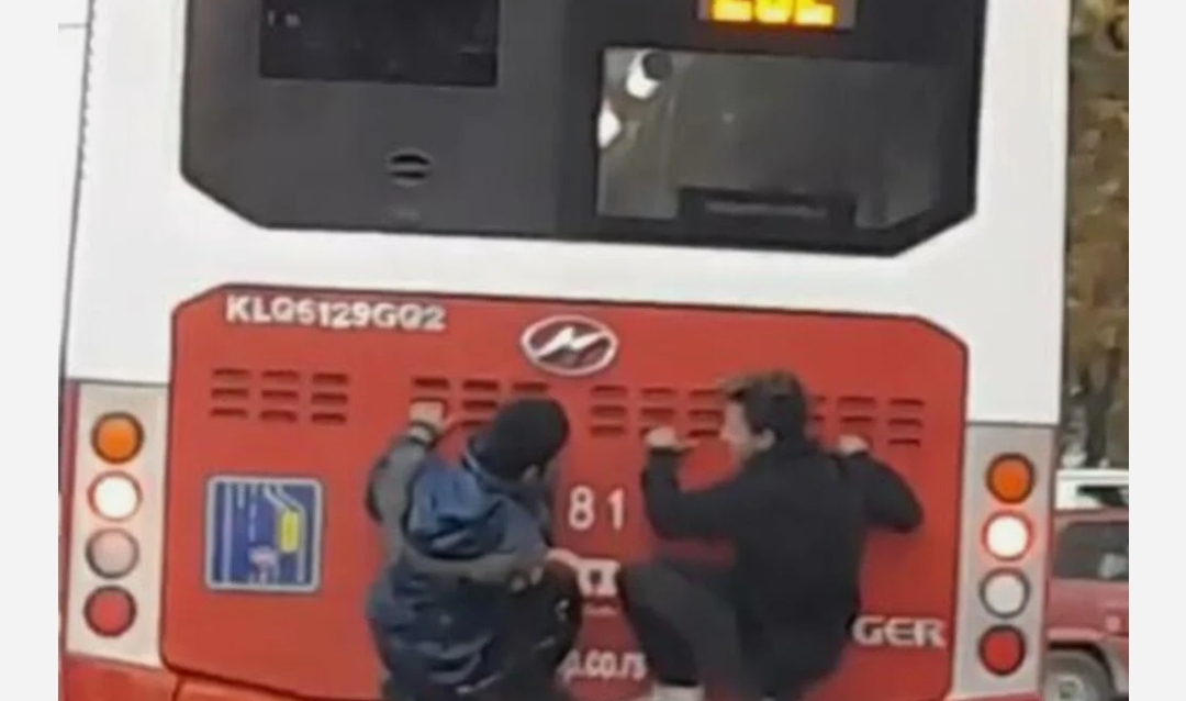 ОПАСНА ДЕТСКА ИГРА! Деца што ви е!? ВИСАТ НА ГРАДСКИ АВТОБУС и се смеат