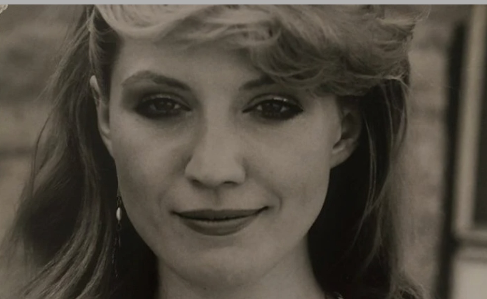 Денес има 64 години и изгледа ФАНТАСТИЧНО, ќе погодите ли кој е ? (Фото)