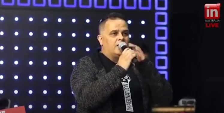 (Видео) Фолк пејачот Цаки Кисми разнесува дрва, вели од музика не се живее