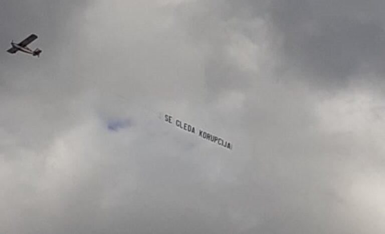 Авион лета над Скопје со порака: „СЕ ГЛЕДА КОРУПЦИЈА“ (Фото и Видео)