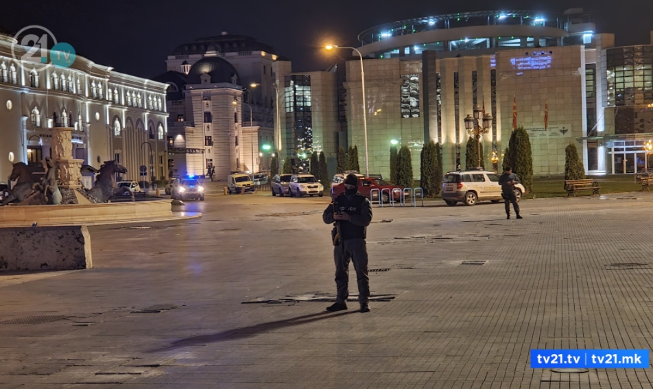 ЕБР ја опколи зградата на МНТ, полицијата полека се повлекува
