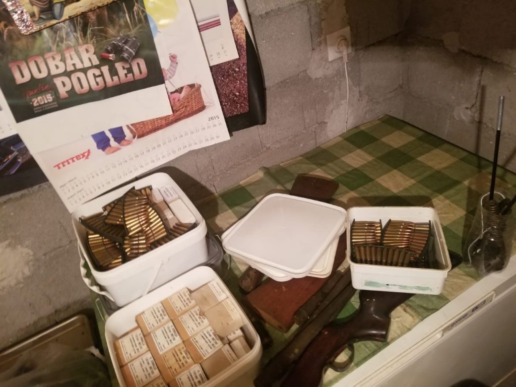 Татко и син дома си произведувале оружје – откриен цел арсенал