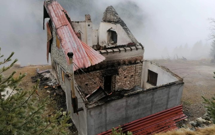 ИЗГОРЕ ЛОВЕЧКАТА КУЌА НА ПЕЛИСТЕР (ФОТО)