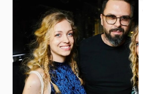 “МОЖЕ ЌЕРКА ДА ТИ БИДЕ, СТАР СИ ЗА НЕА“ Го нападнале пејачот поради врската со 15 години помлада девојка