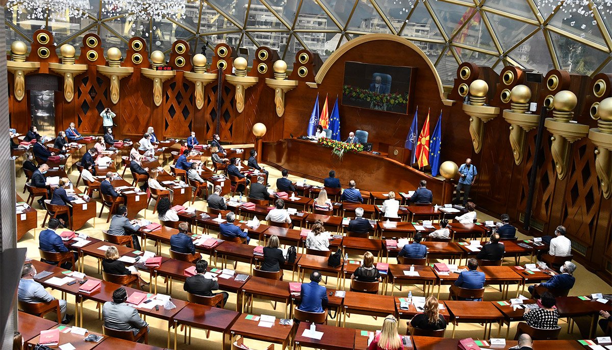 Заев е против, Мицкоски за предвремени парламентарни, што вели Уставот?