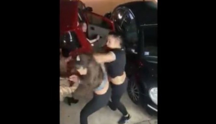 Женска УЛТИМЕЈТ ФАЈТ борба на улиците во Будва (ВИДЕО)