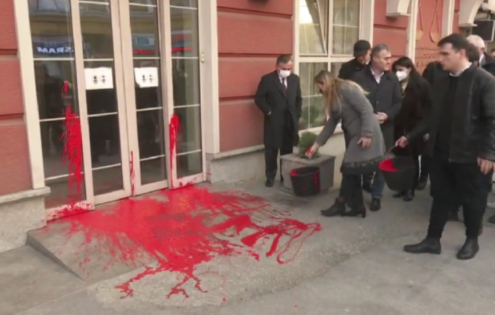 Aлиjaнcaтa за Aлбaнцитe во знак на револт за иницијативата за пoмилувaњa го oбoија Министерството за правда