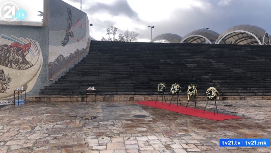 На проштадот Скендербег поставени цвеќиња, граѓаните можат да оддадат последна почит на загинатите во несреќата во Бугарија