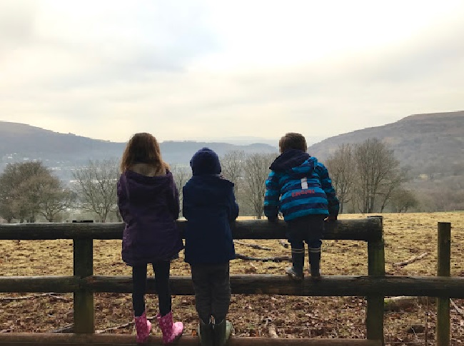 Трагедија: Три малолетни деца ги загубија родителите поради ковид, ќе ги чува дедото