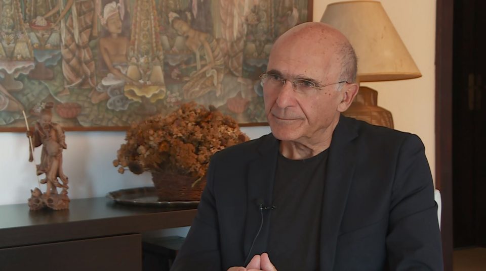 Таткото на Денко Малески се поклонил на гробот на Св. Кирил, а тој вели дека Македонија НЕМА СРЕДНОВЕКОВИЕ