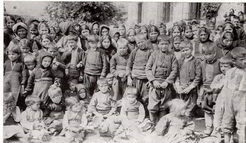 На денешен ден во Костурско 60-тина Македонци биле осудени, поради тоа што ги учеле своите деца МАКЕДОНСКИ ЈАЗИК