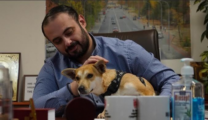 Градоначалникот Ѓорѓиевски посвои куче од Лајка (Видео)