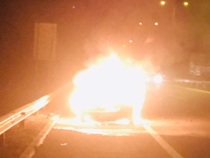 МЕРЦЕДЕСОТ C200 ИЗГОРЕЛ ЗА НЕПОЛНИ ТРИ МИНУТИ – во движење се запали автомобилот на Манасков