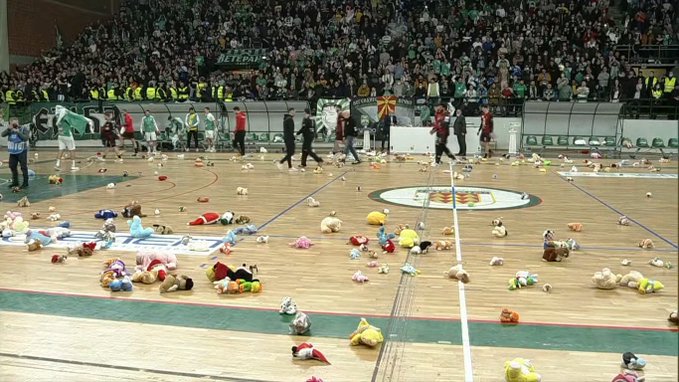 Навивачите на Пелистер по примерот на Бетис подарија играчки за деца за социјални ранливите семејства (Фото)