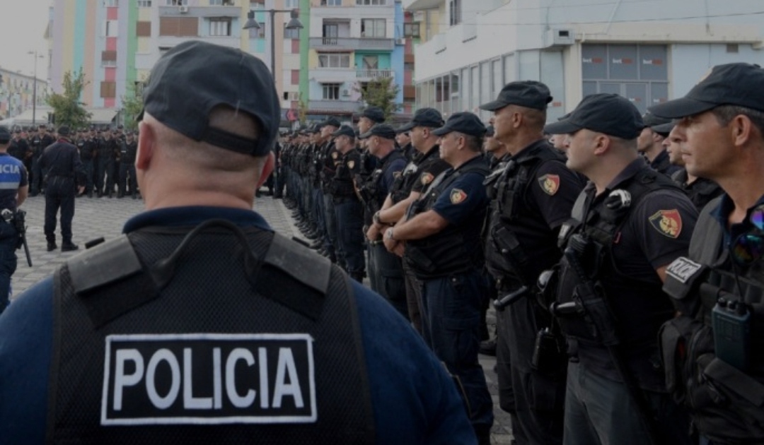 Ckaндал ја тресе Албанија: Cycпендирани над 30 полицајци позитивни на kokаин