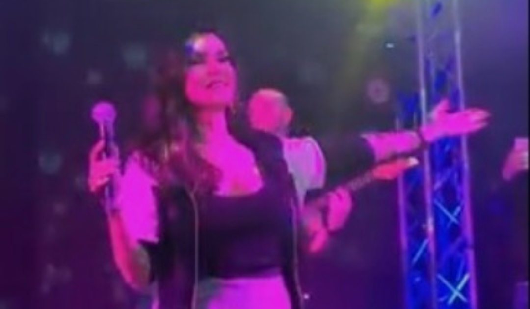 (Видео) Тања Савиќ среде настап ја запеа нашата легендарна песна