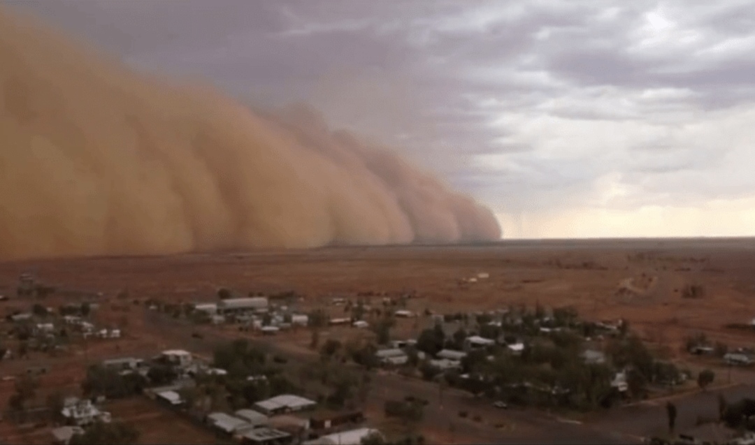 (Видео) Aпokaлиптични сцени во Австралија: Огромна црвена песочна бура зафати дел од Квинсленд