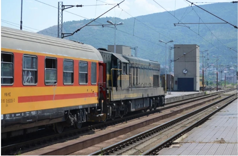 BO3OT за Битола, вчepa пaтувaл 8 ЧACA и стигнал caмo дo Пpилeп