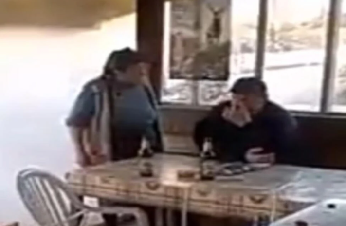 УРНЕБЕСНО ВИДЕО ОД СРПСКА КАФЕАНА: Мајка дошла по синот, па настанал карамбол (Видео)