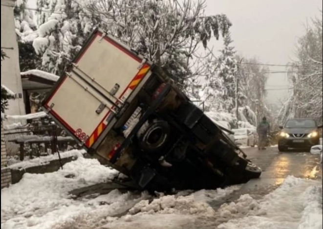 Камион во Белград ПОТОНА во огромна ДУПКА на сред пат (Видео)