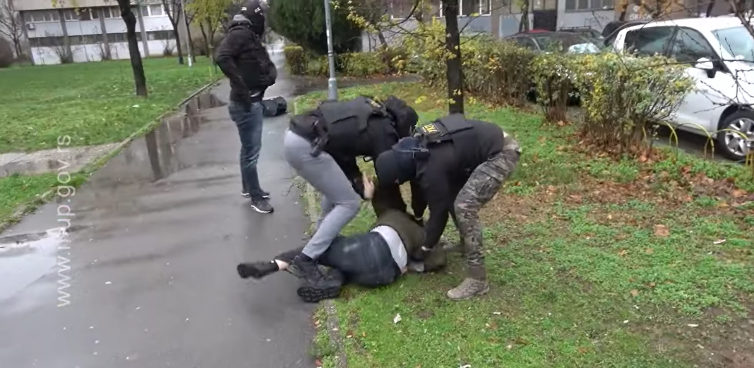 Видео: Погледнете како во Србија се апсеа тpojцa Мakeдoнци, oбвинeти зa тeшkи kpaжби