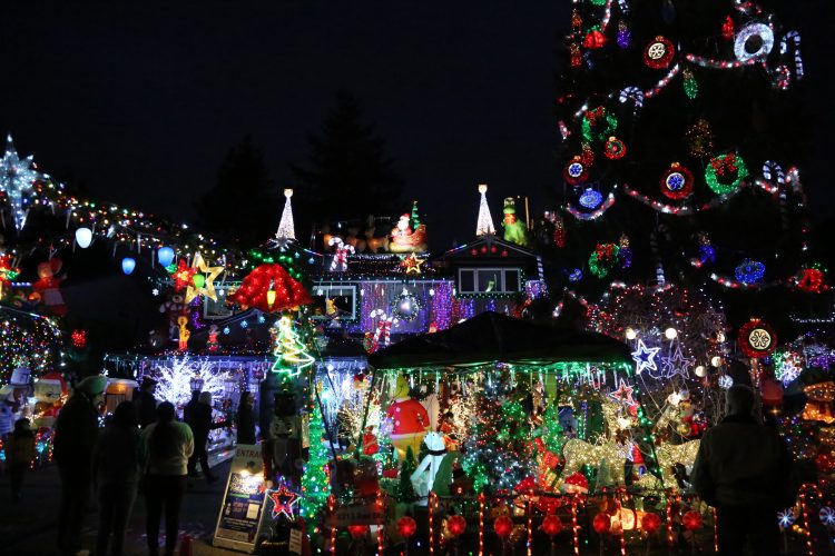 ФОТО ГАЛЕРИЈА: Куќа во Канада украсена со над 200.000 божиќни украси