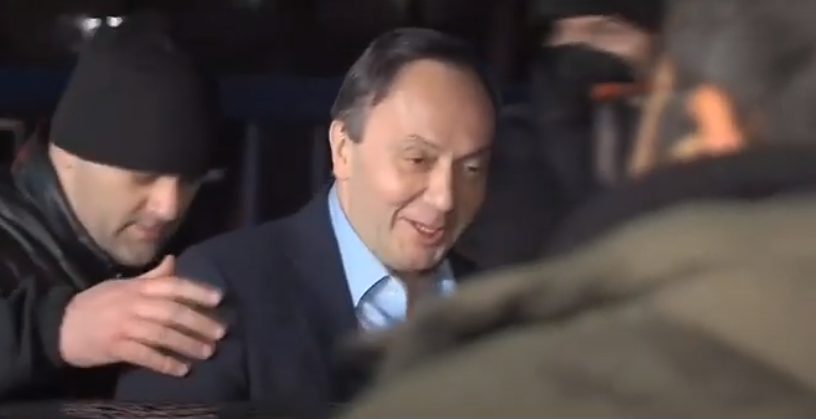 Мијалков излезе од Шутка со насмевка: „Не бегам бе, зошто да бегам?“ (Видео)