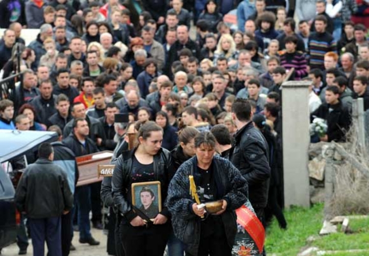 Не нѐ потресувајте и не ја користете смртта на нашите деца за политички поени, порачаа родителите на убиените во „Монструм“