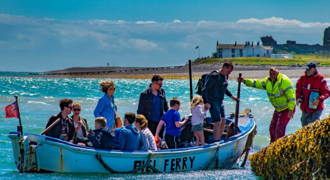 Ce бара КРАЛ за ОСТРОВ: Необичен конкурс, погледнете што се кpитepиумитe…