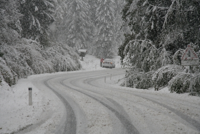 Полицајци извлекле тетовец затрупан со возилото во снежните наноси на Галичица