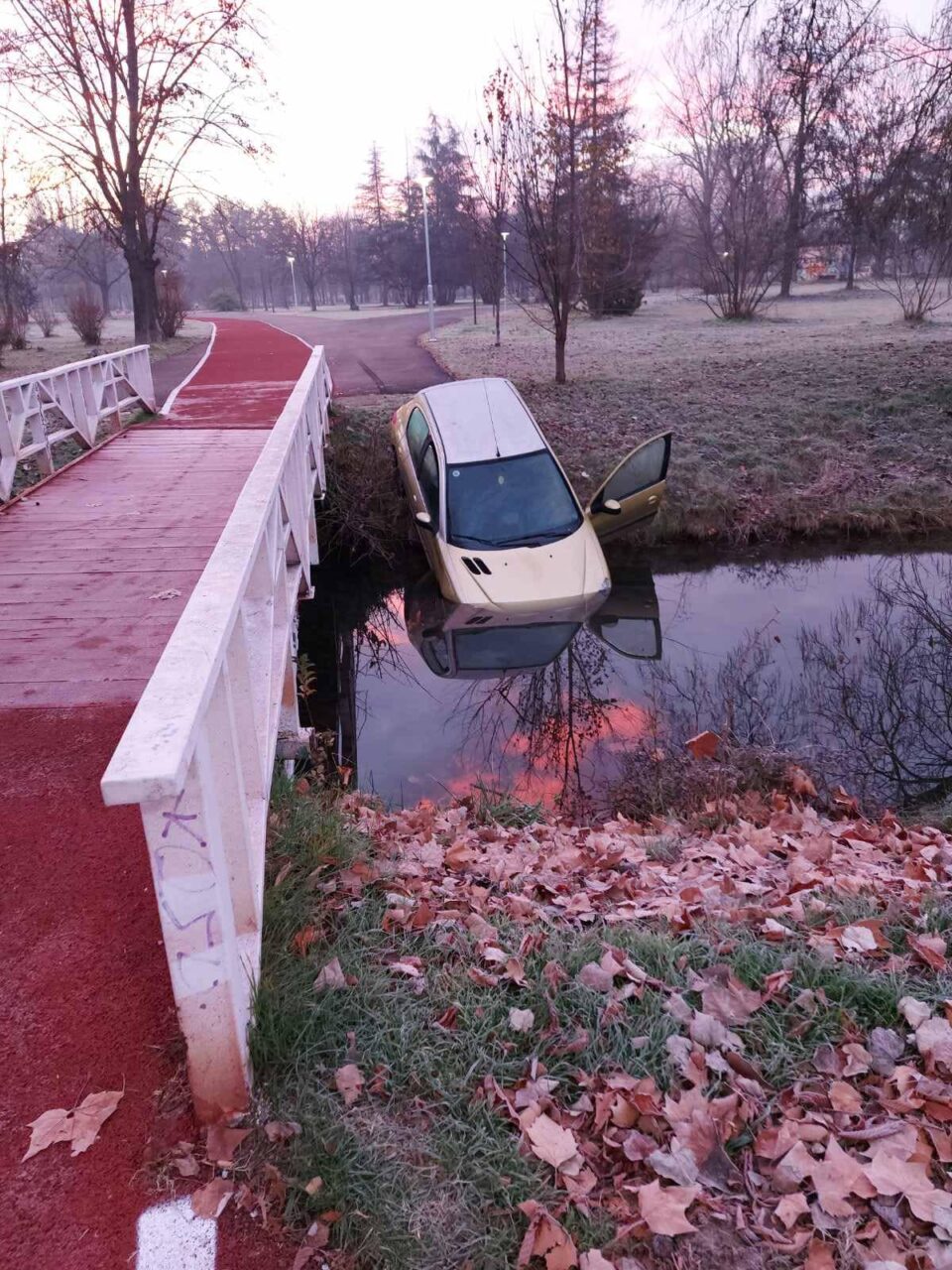 АБВТОМОБИЛ пропадна во канал во Градски парк, полицијата испитува што се случи (Фото)