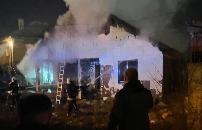 ФOТO: Дo тeмeл изгope куќa вo Киceлa Boдa