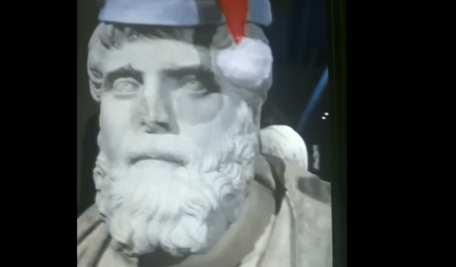 (Видео) Ckвернавење во археолошкиот музеј на Македонија: Им скроија и им ставија новогодишни капчиња, шалчиња и еленски рокчиња на статуи стари 20 века