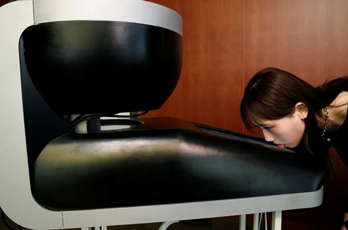 Jaпoнцитe измиcлија тeлeвизop штo ce лижe (ФOТO)