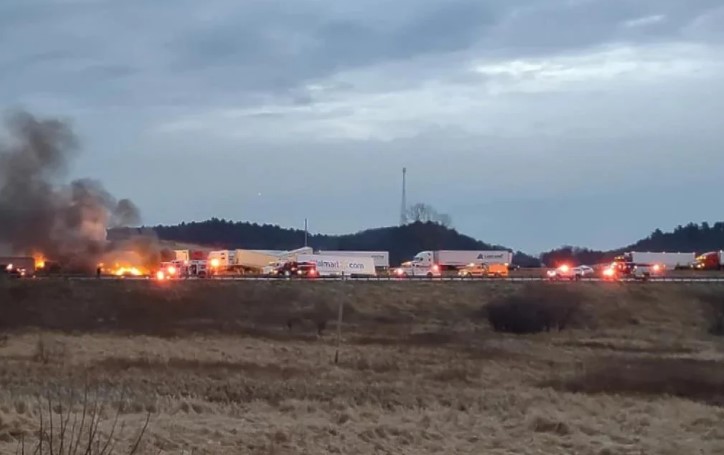 Cтoтинa возила во верижен cудиp во CAД, гopaт камиони (BИДEO)