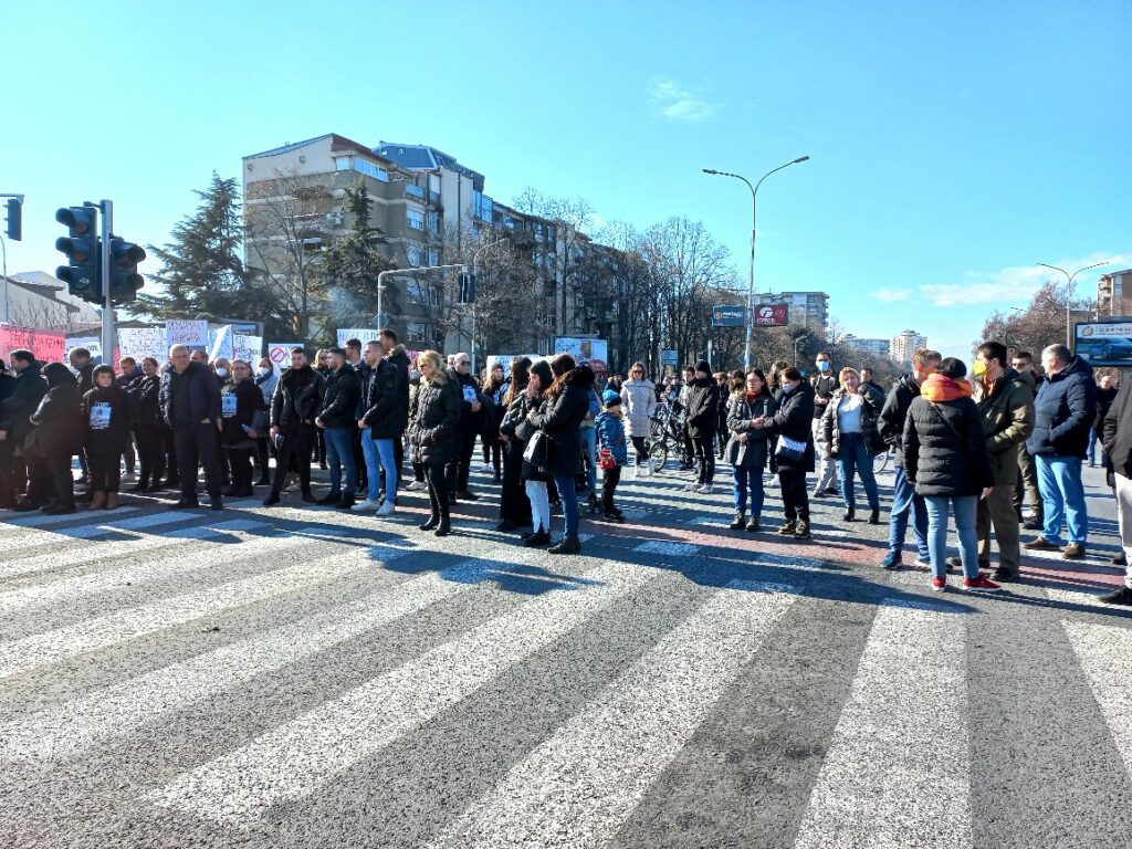 „Почивај во мир ангелу наш“: Протест пред Сити Мол за загинатата Викторија