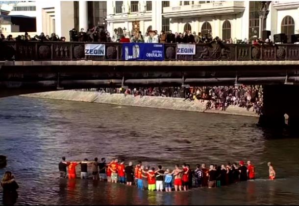 Групно фаќање на крстот во Скопје од водите на Вардар (Фото)