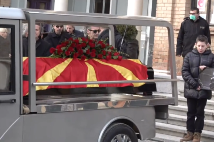 Со македонско знаме на ковчегот и „Зошто си ме мајко родила“ Аки Рахимовски испратен до вечното почивалиште (Видео)