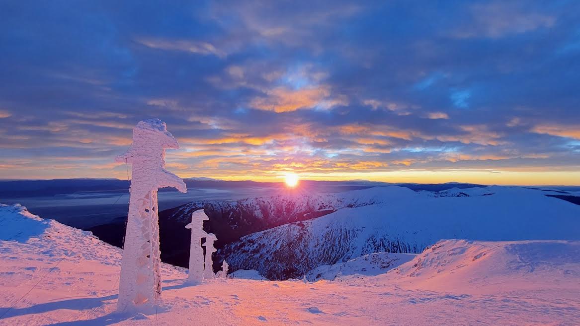 34 планинари првото изгрејсонце во 2022 го дочекаа на врв на Пелистер (Видео)