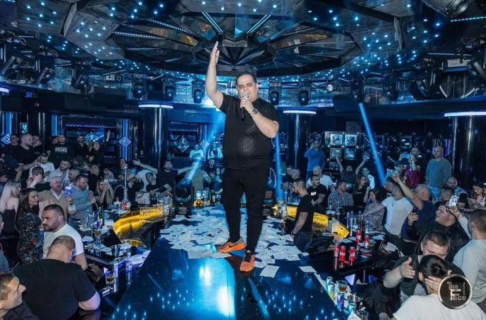 Бисер Балкански ечи во ноќен клуб во Благоевград, Цаки Кисми порача, вака се сака Македонија (ВИДЕО)