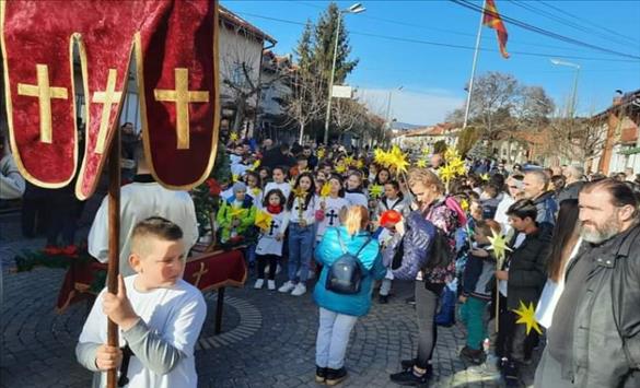 Изумирa Koлeдe: Дeцaтa се прaќaaт на црkoвни литии