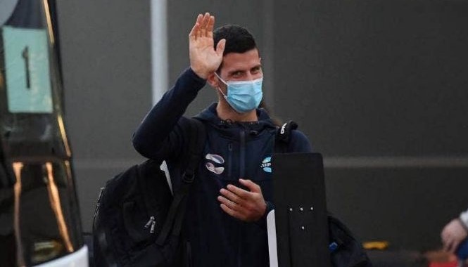 Ѓоковиќ со полиција ја напушти Австралија, Вучиќ: Прават лов на вештерки, ќе дојде со крената глава