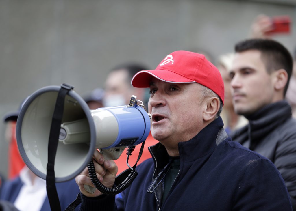 (ВИДЕО) Татко му на Ѓоковиќ со политички говор пред српското собрание, го спореди Новак со Исус Христос