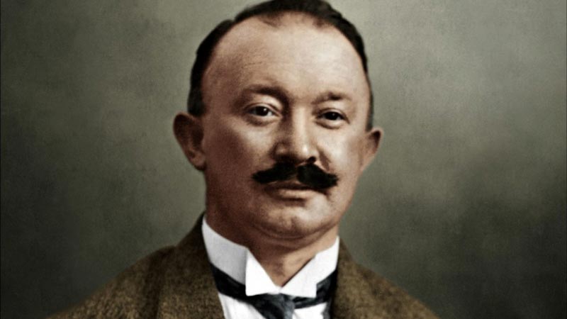 НЕВЕРОЈАТНА ПРИКАЗНА за дизајнерот кој правел униформи за нацистите: Како Хуго стана Бос?!