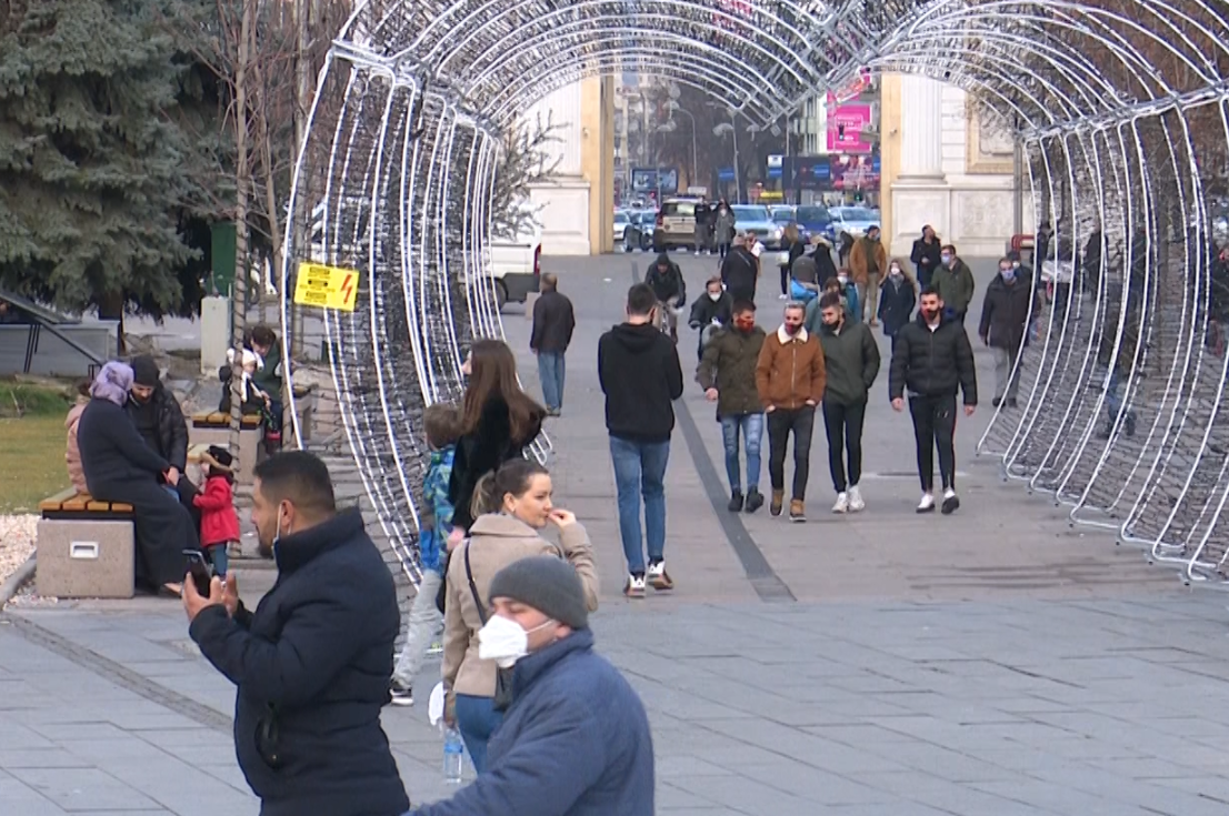 Лазаров: Се шетаат по град пaциeнти позитивни на Koвид 19