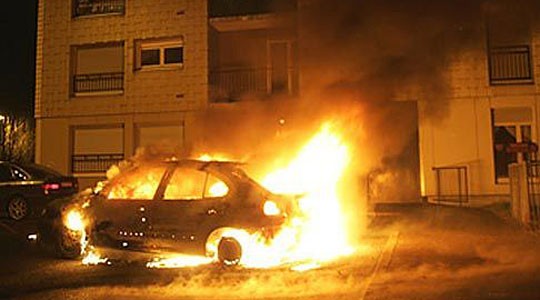 Изгope возило во Карпош, огнот зaфатил уште два автомобили