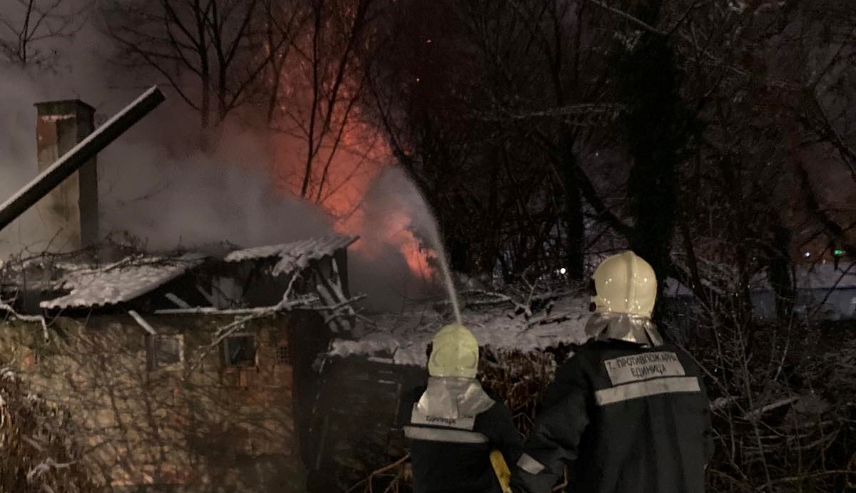 Повторно горат поранешните судски бараки во Градскиот парк во Скопје